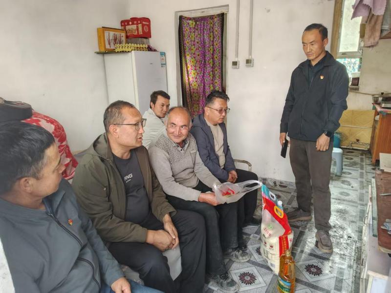 村人大代表送法上门暖人心(阿丽亚·阿布都拉 摄)