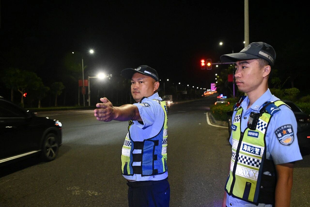 文昌公安民警夜间疏导车流(李文旭 摄)