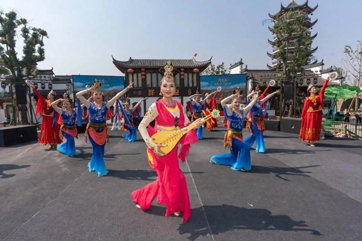 特邀代表团在云梦祥云湾表演(周洋 摄)