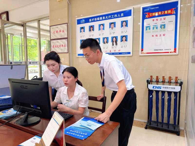 应城市纪委监委在市医保大厅开展监督检查(钟奕 摄)
