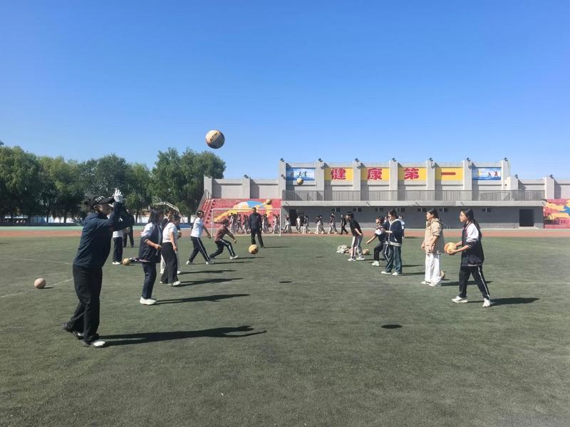 丰镇一中特殊体育课(张日娟 摄)