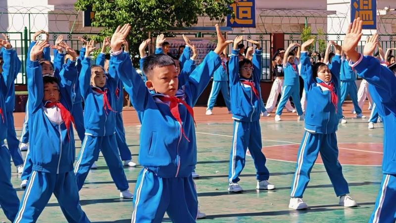 丰镇市航天小学特殊体育课八段锦(贾丽 摄)