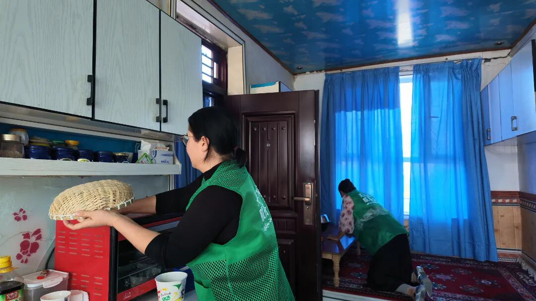 家政服务现场(地拉吾尔 摄)