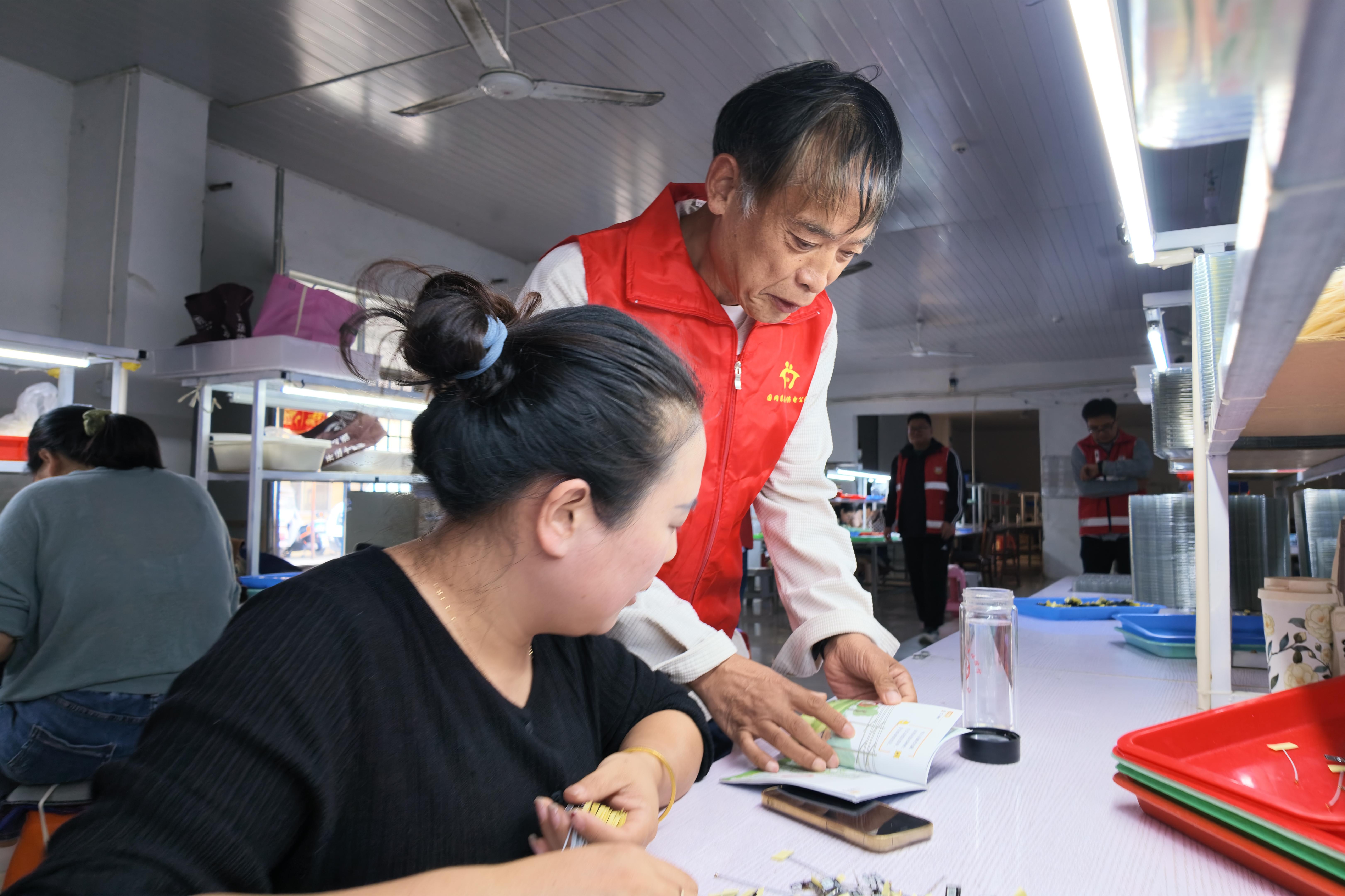 银龄志愿者向工人普及工业安全用电常识(嵇曼曼 摄)