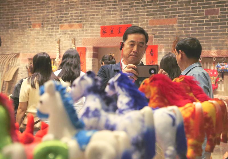 与会代表在国家级说唱文化生态保护区非遗馆观摩(王腾飞 摄)