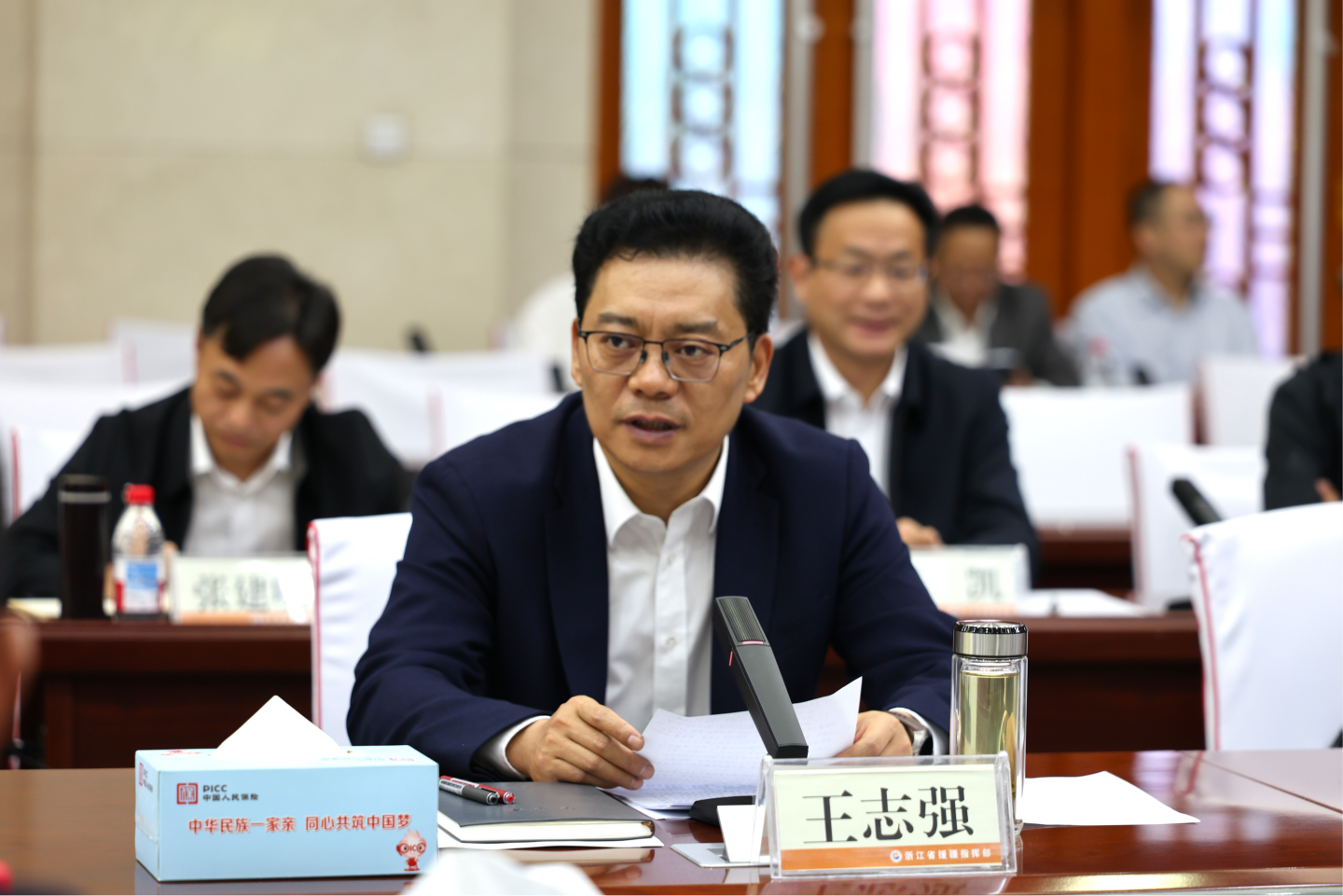 阿克苏地委副书记、浙江省援疆指挥部党委书记、指挥长王志强在座谈会上讲话(于凡 摄)