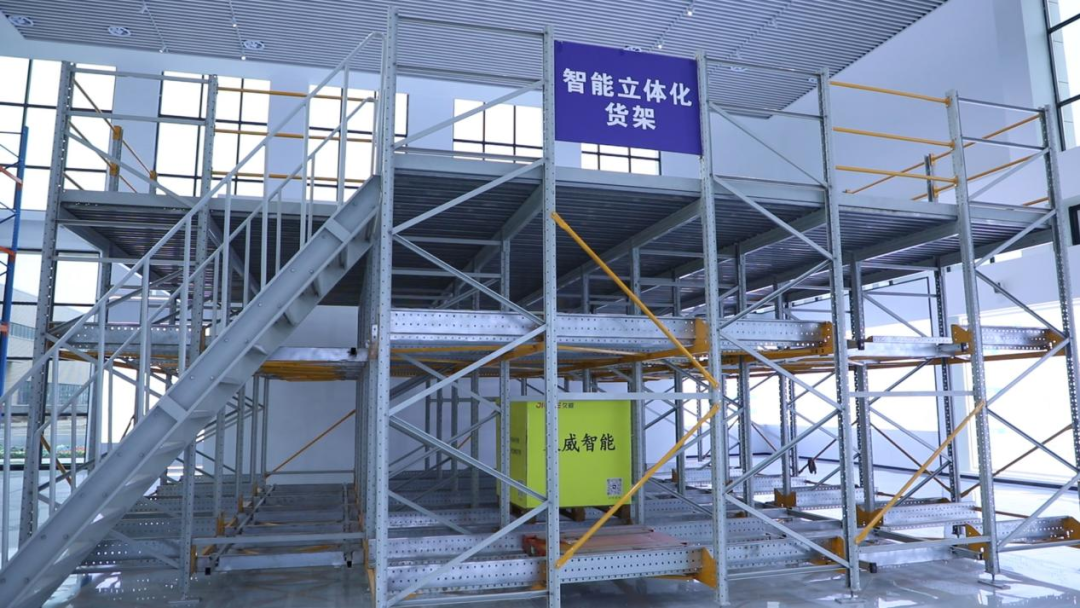 河南久威智能科技有限公司生产的智能立体化货架(赵兰奇 摄)