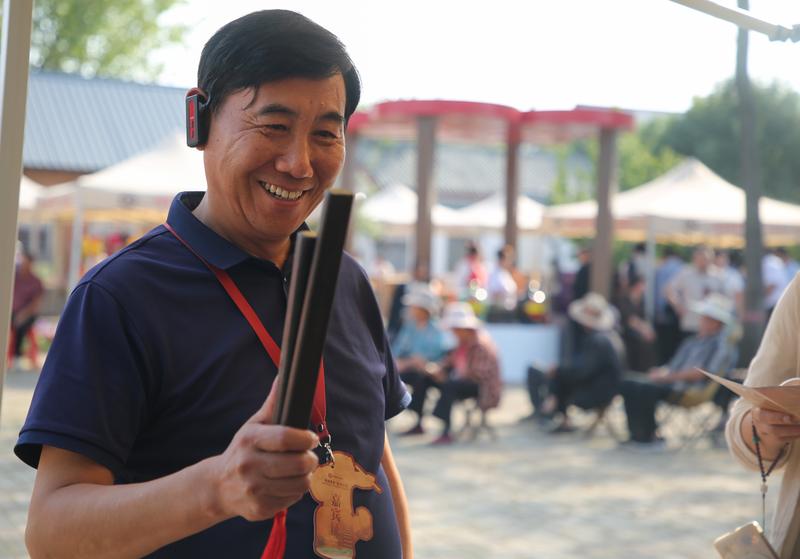 与会代表沉浸式体验简板打法(王腾飞 摄)