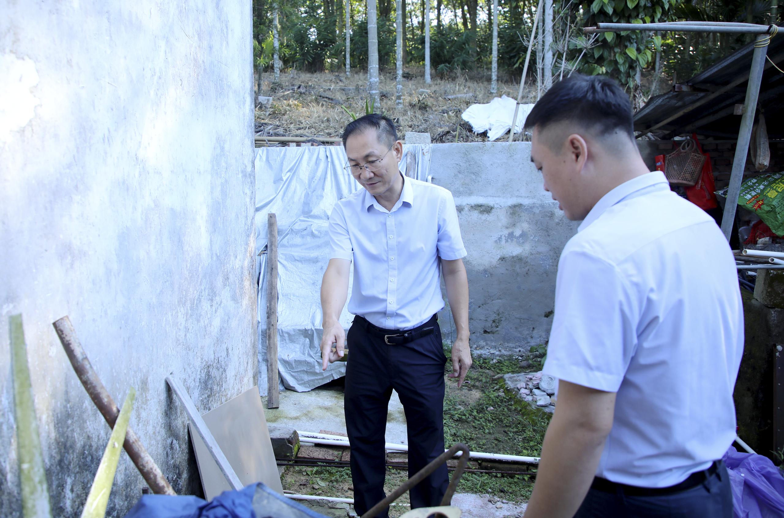 孙德震实地调研“清洁家园 秋冬季爱国卫生大行动”专项行动推进情况(李莹 摄)