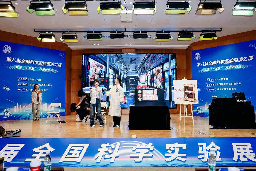 全国科学实验展演汇演现场(陈长丽 摄)