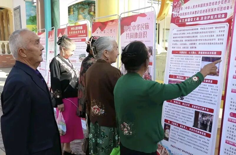 民族团结法治宣传活动现场(艾再尔江·艾尔肯 摄)