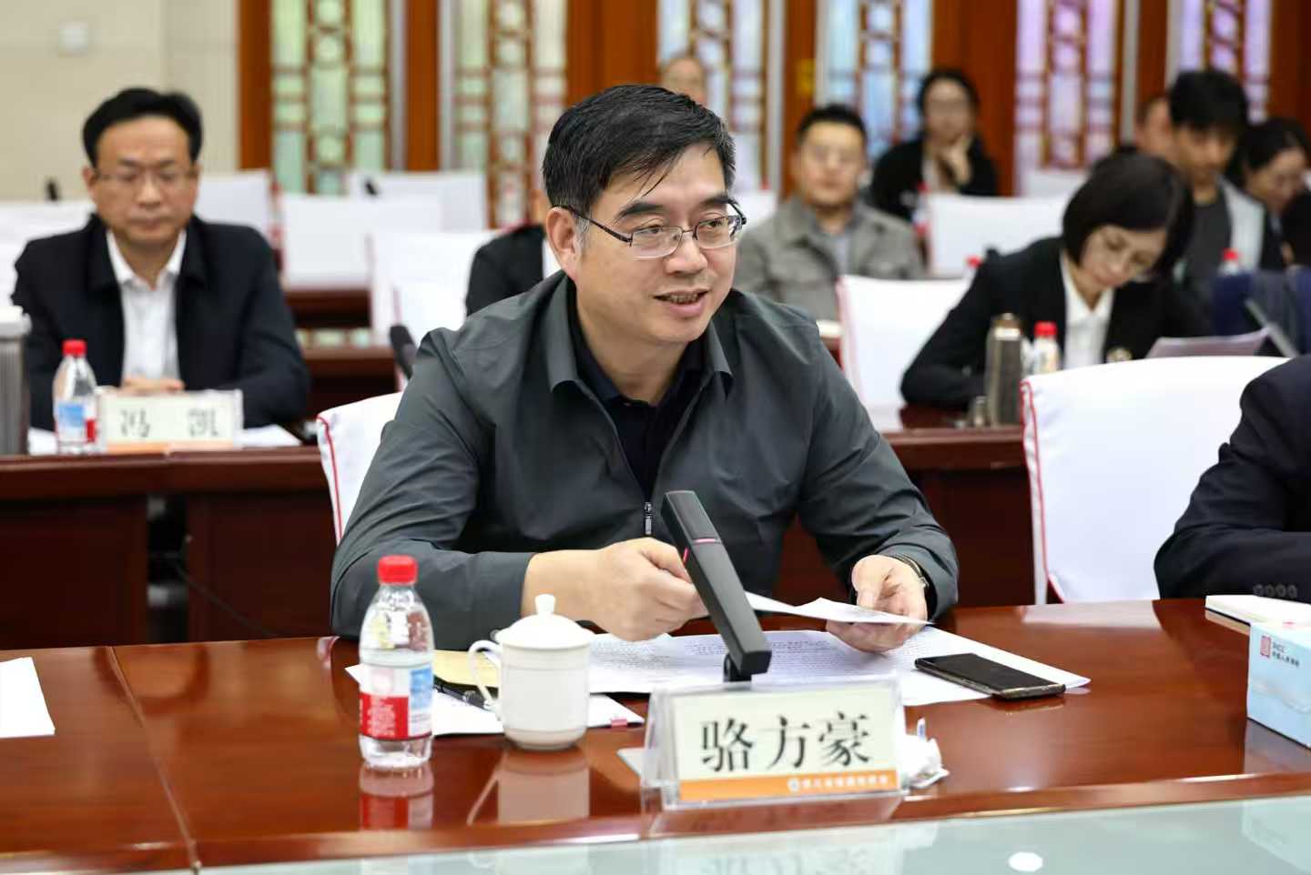 浙江省发改委党组成员、副主任骆方豪在座谈会上讲话(陶源 摄)