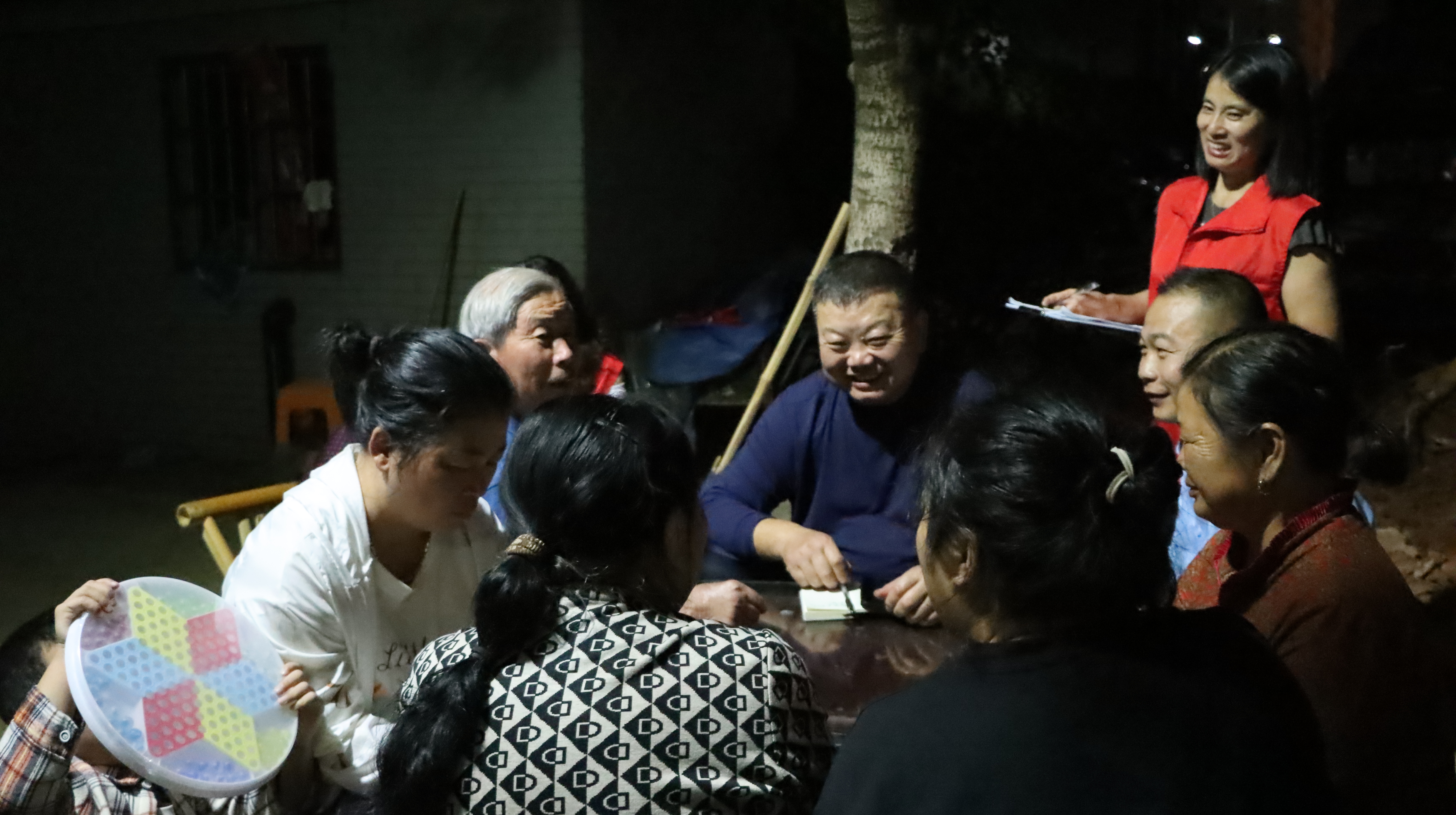 万兴社区干部群众在桂花树下开展夜谈(刘存文 摄)