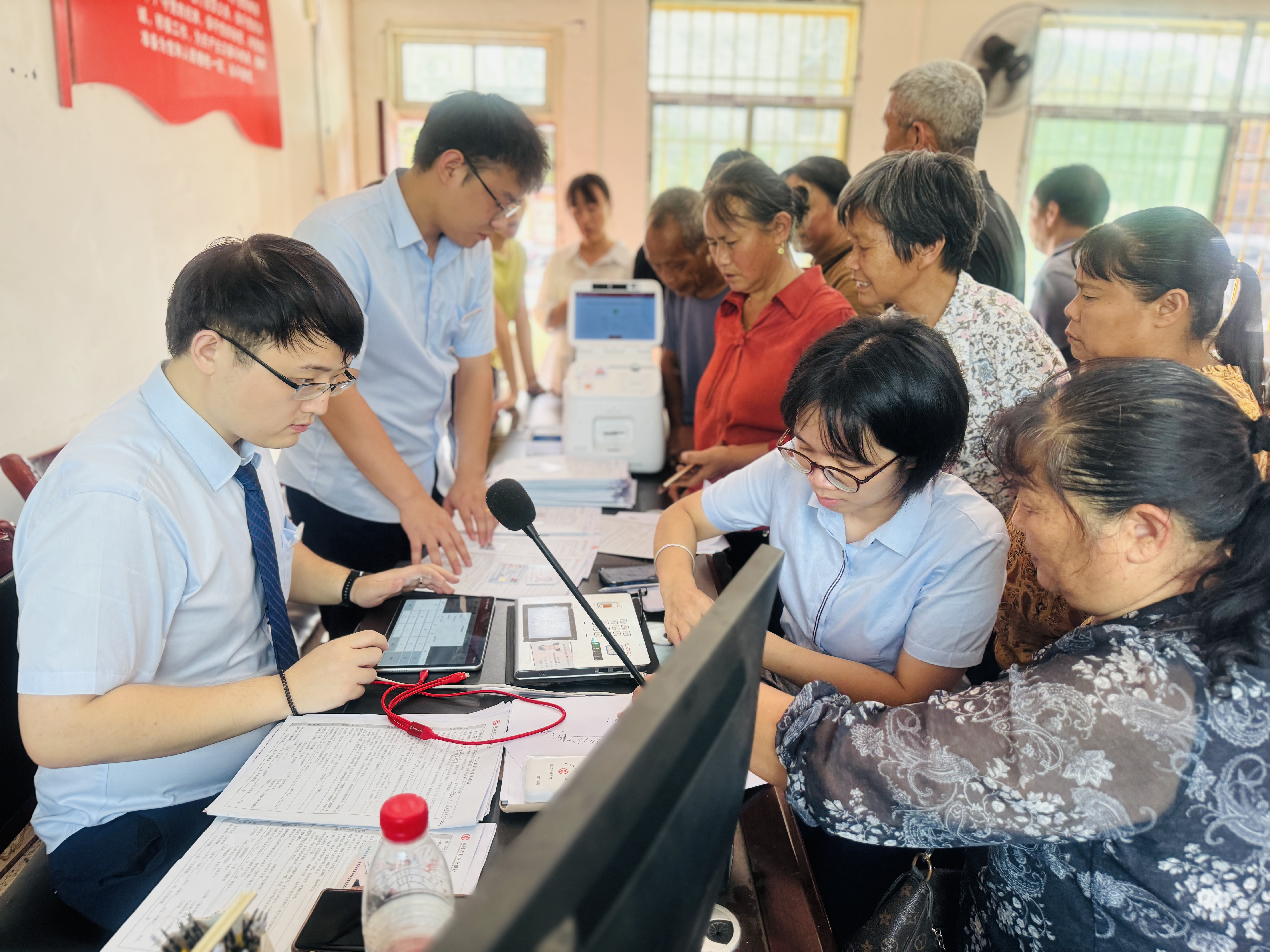 武冈农商银行在湾头桥镇永丰村综治中心社保卡集中上门服务换发现场 (唐叔娴 摄) 配图1