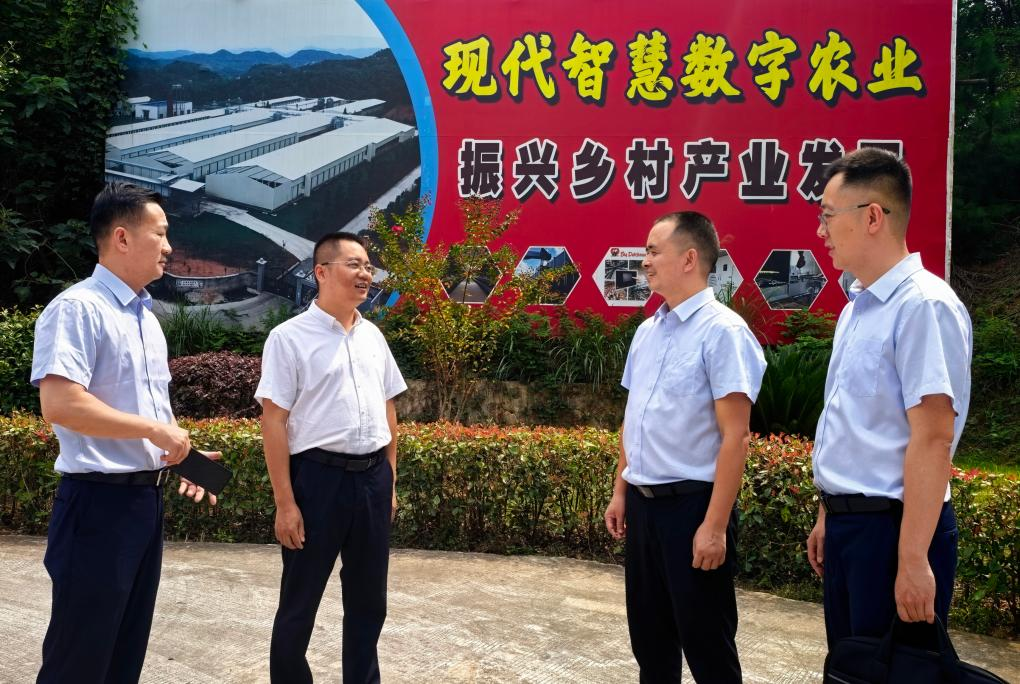 涟源农商银行班子成员带队在湖南天柱山禽业股份有限公司走访调研 (肖瑛 摄)