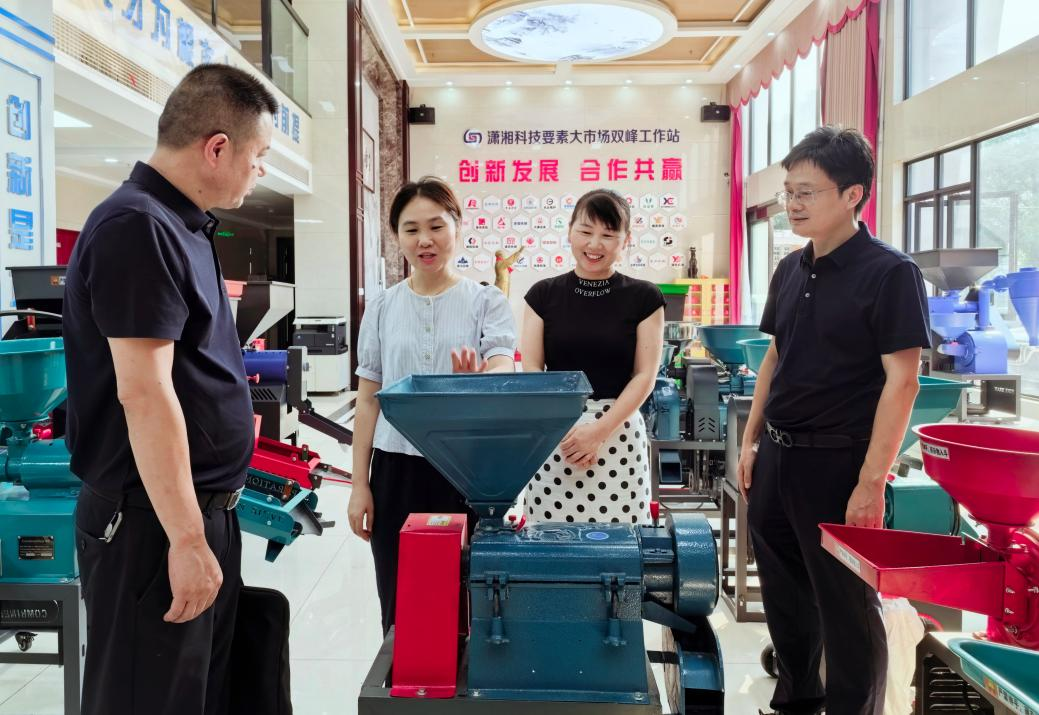 双峰农商银行客户经理在湖南省金峰机械科技有限公司走访问需 (肖瑛 摄)