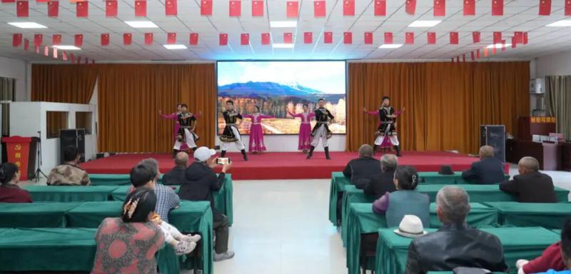 文艺轻骑兵基层巡演(穆斯塔帕·木哈塔尔 摄)