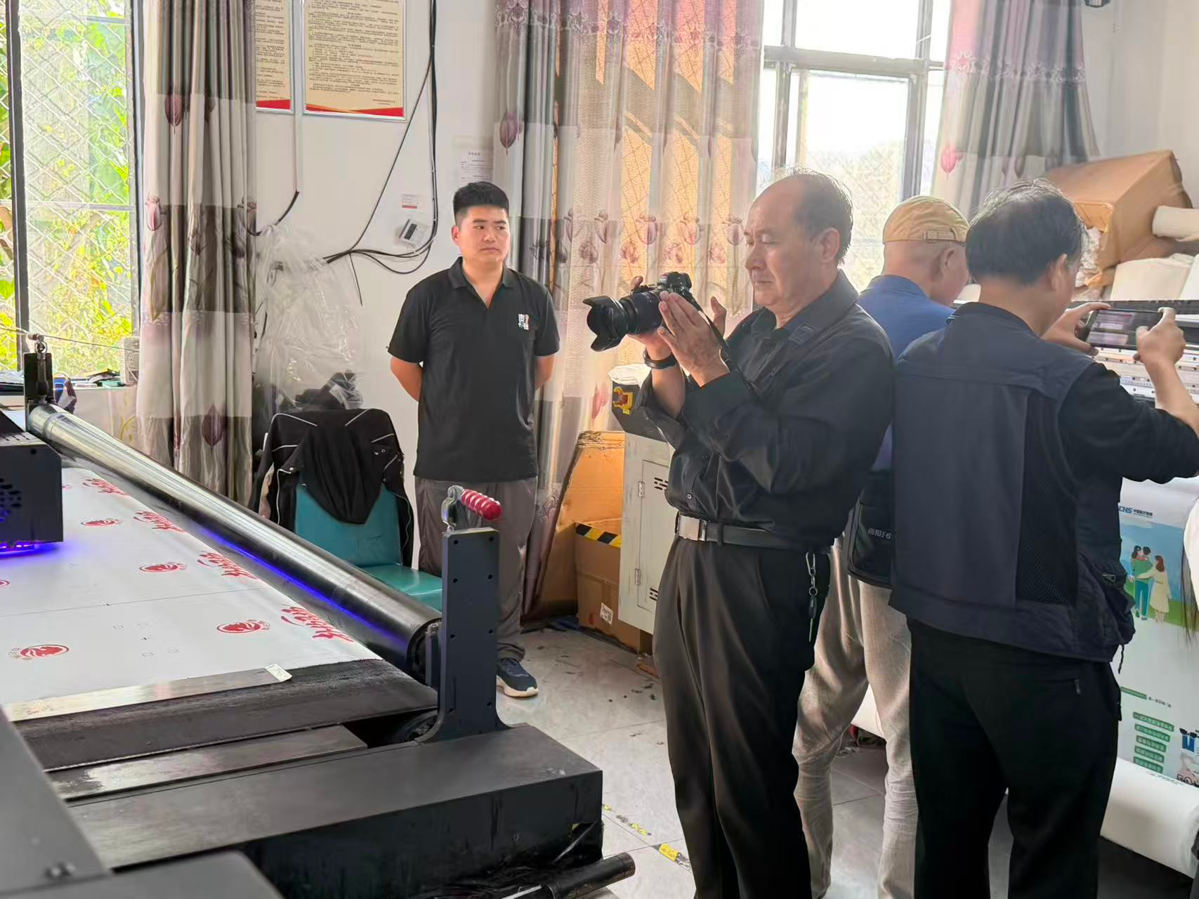 采风团成员正在车间驻足拍摄 (李祥钰 摄)