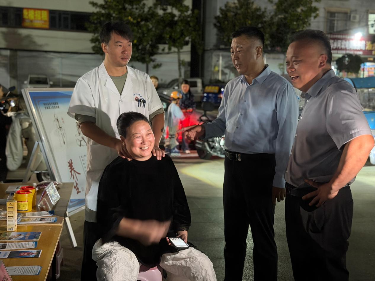中医医师现场为市民提供推拿理疗服务(王鑫 摄)