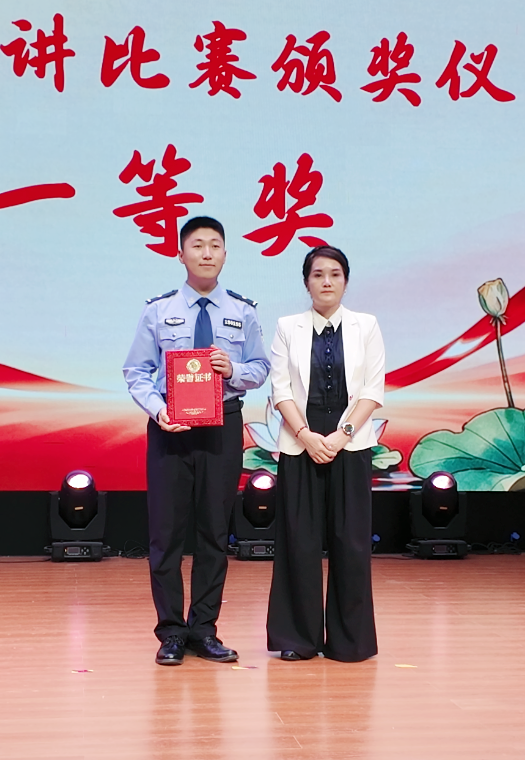 县委常委、宣传部部长王令令(右)为获得一等奖选手颁奖(周美景 摄)
