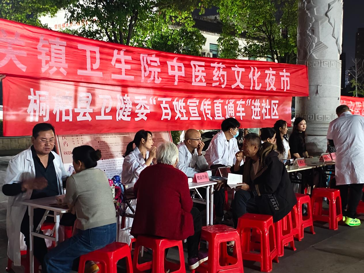 医务人员摆摊坐诊,为群众把脉问诊、答疑解惑。(王鑫 摄)