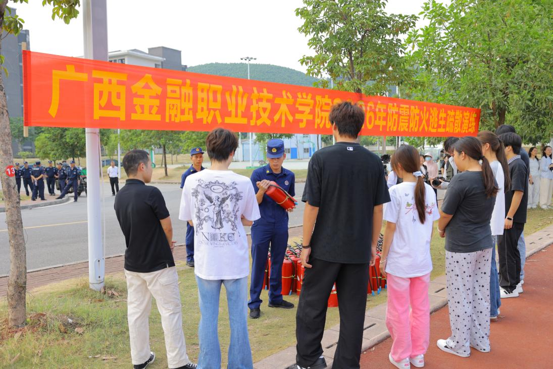 后勤消防专员现场讲解(朱柳蓉 摄)