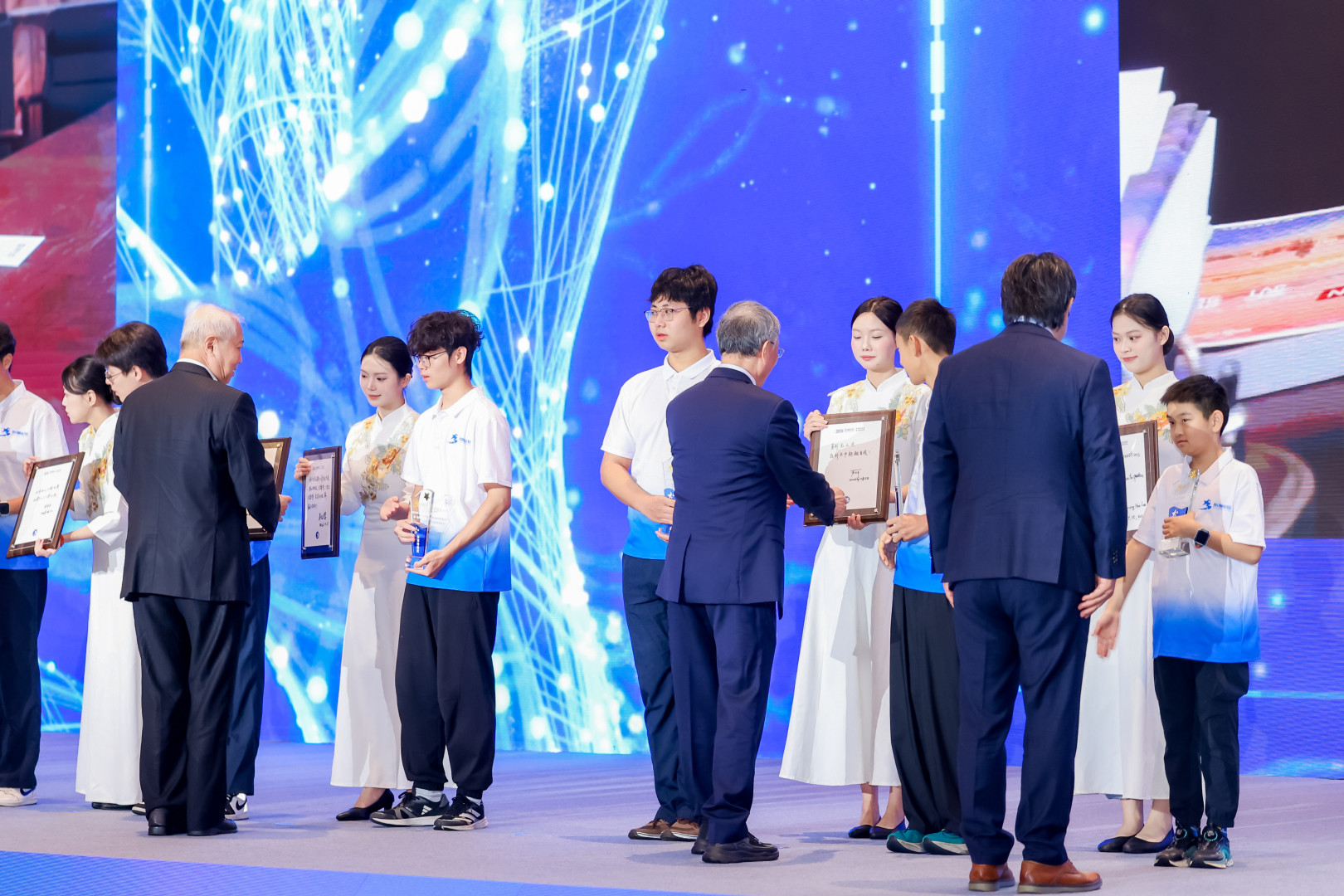 “东湖见证”环节,专家院士为青少年颁奖赠送亲笔题写的寄语(姚坤森 摄)