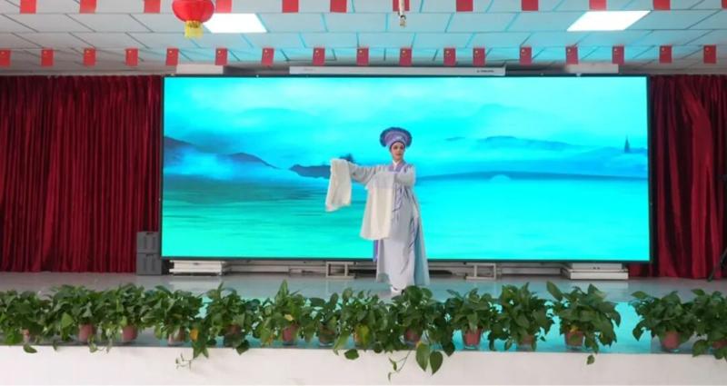 文艺轻骑兵基层巡演现场(穆斯塔帕·木哈塔尔 摄)
