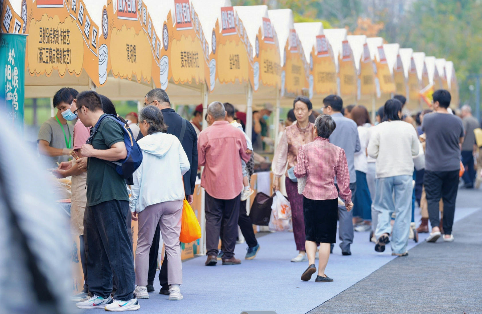 非遗市集吸引大量市民和游客(相丽眉 摄)