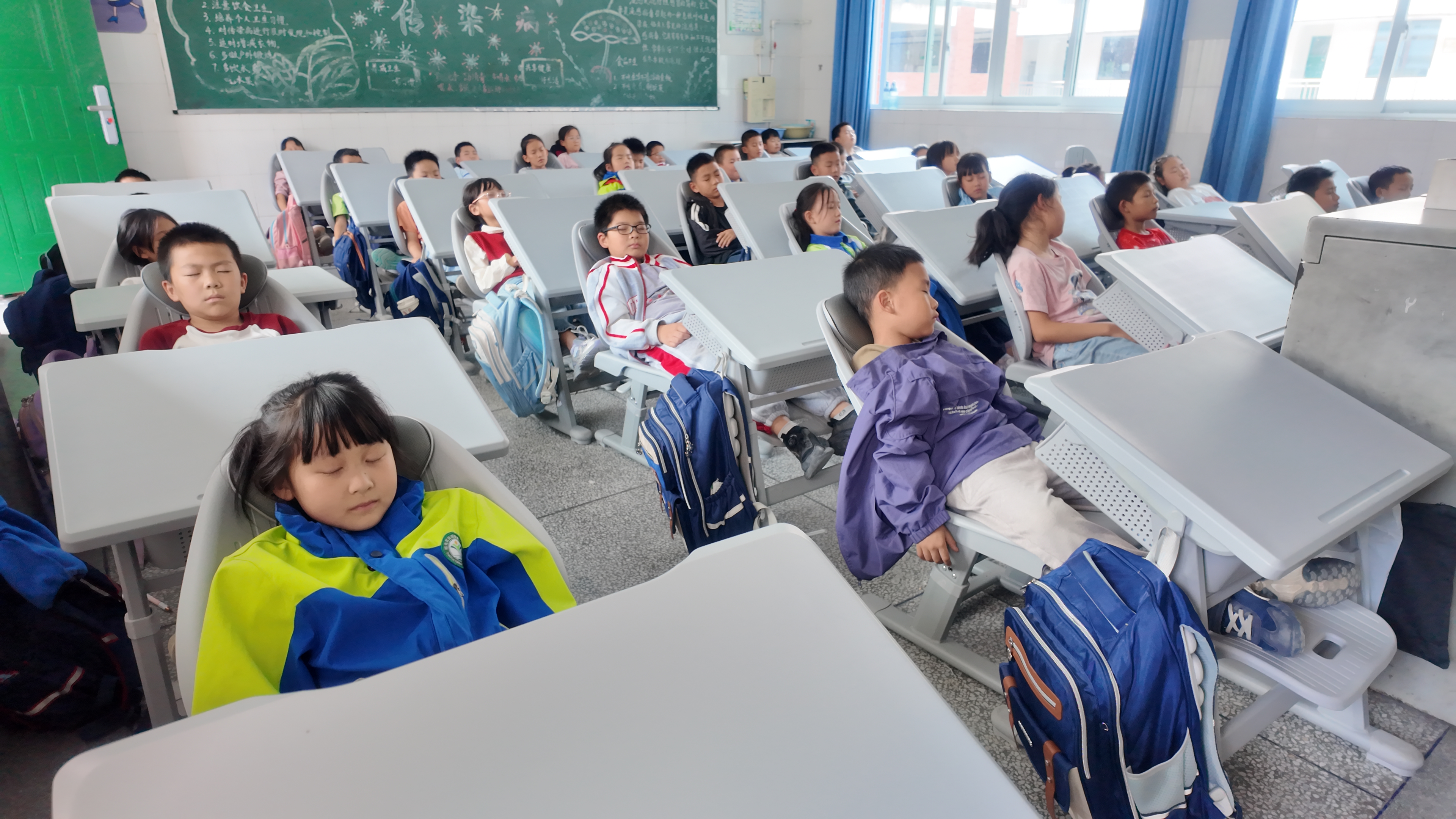 昭化区元坝镇第一小学学生午休(王菲菲 摄)