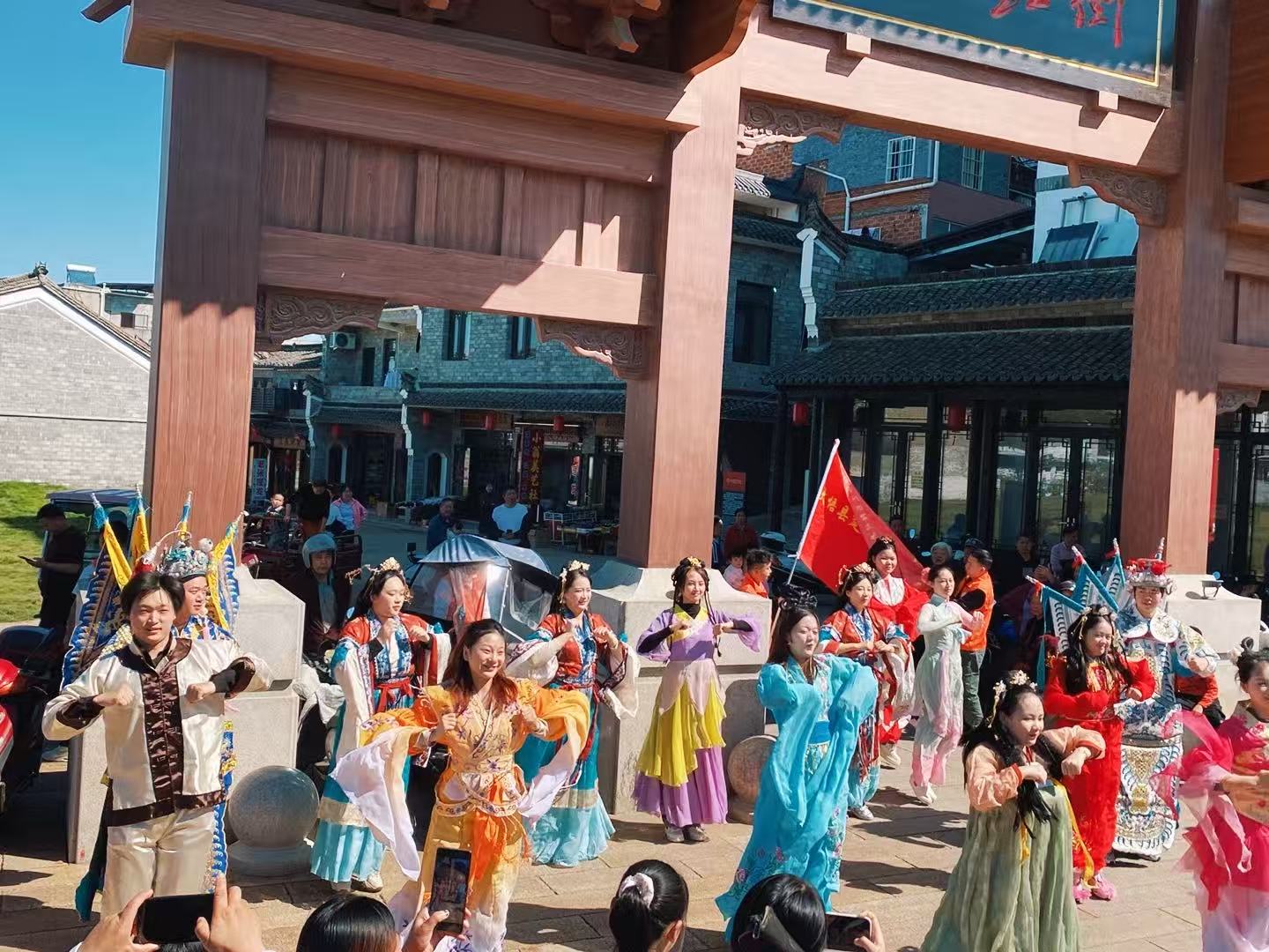 “红叶传情·古风新潮”NPC沉浸式互动体验 (熊顺 摄)