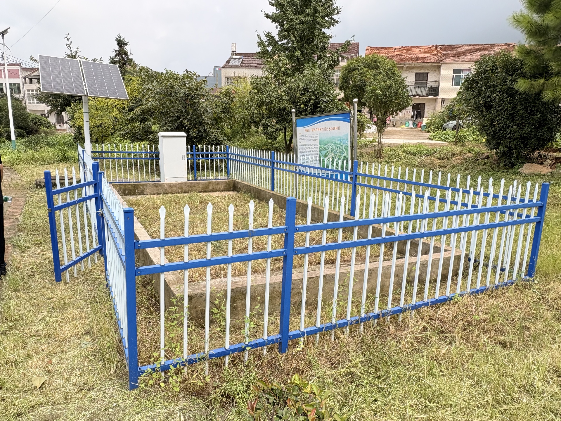 双岭村污水治理微动力处理站(陈维 摄)