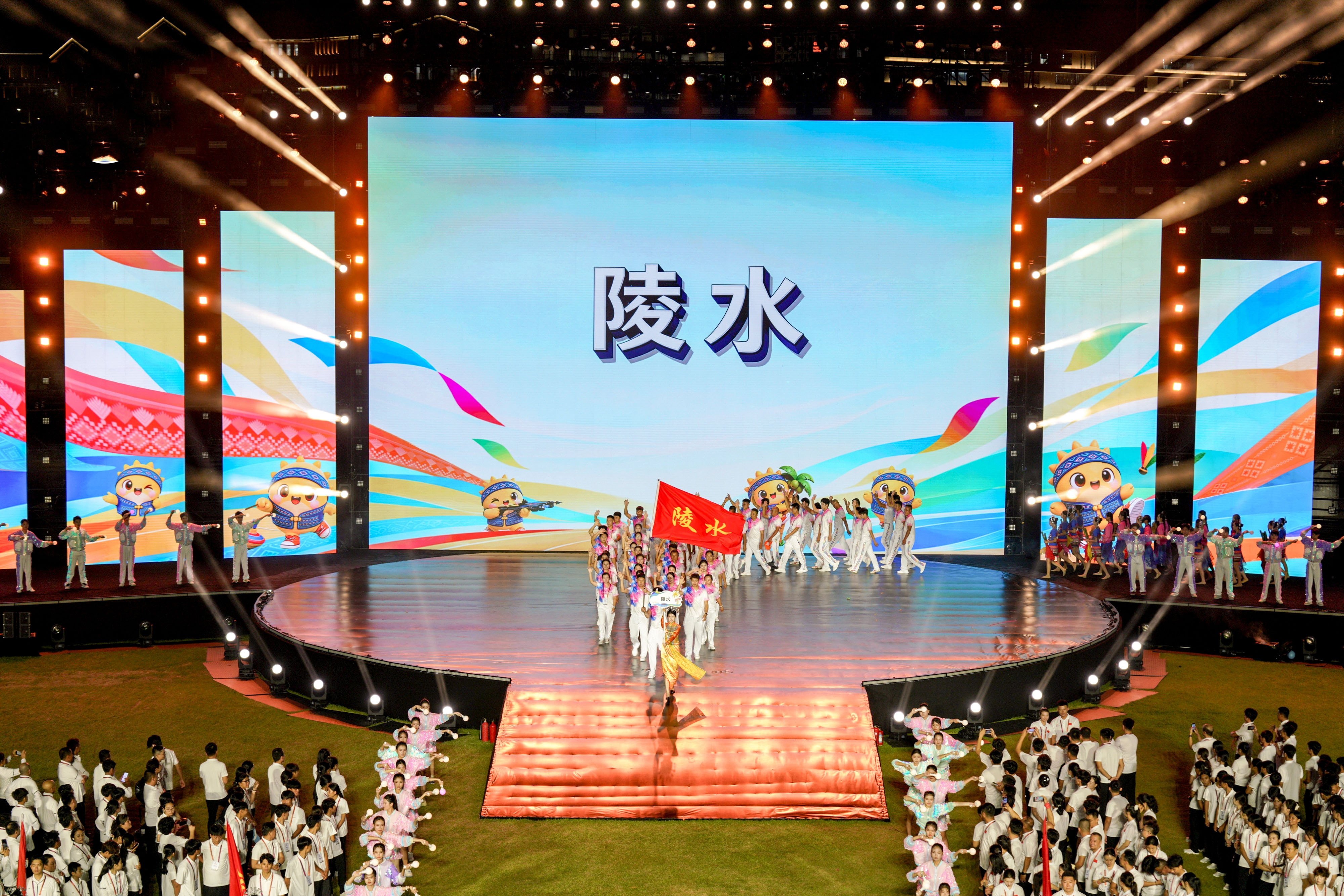 陵水代表方阵亮相舞台(骆金梅 摄)