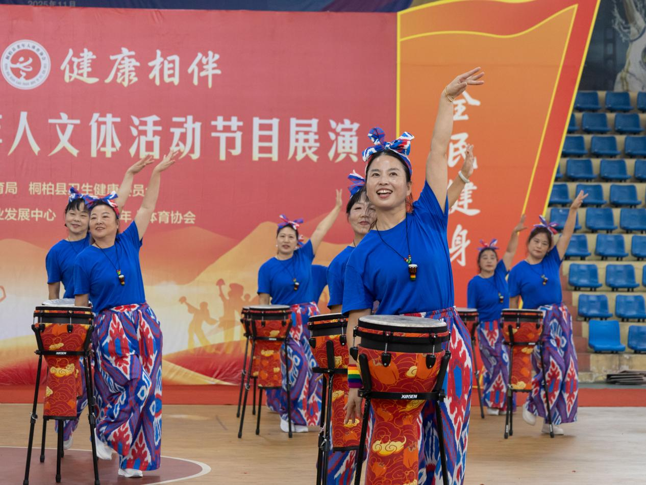 活力满满的非洲鼓表演(胡广耀 摄)