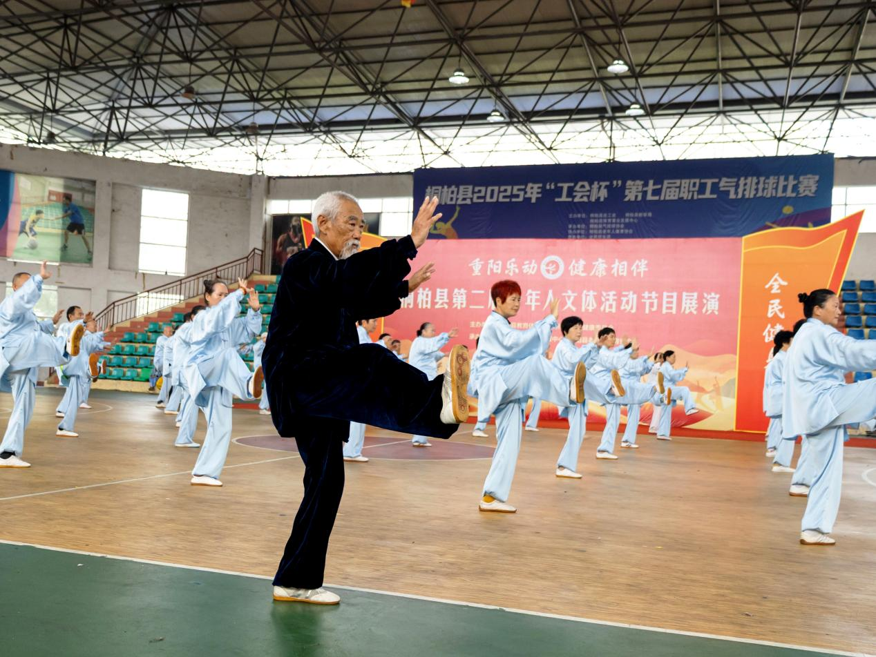 古稀老人许万志领队表演24式简化太极拳(胡广耀 摄)