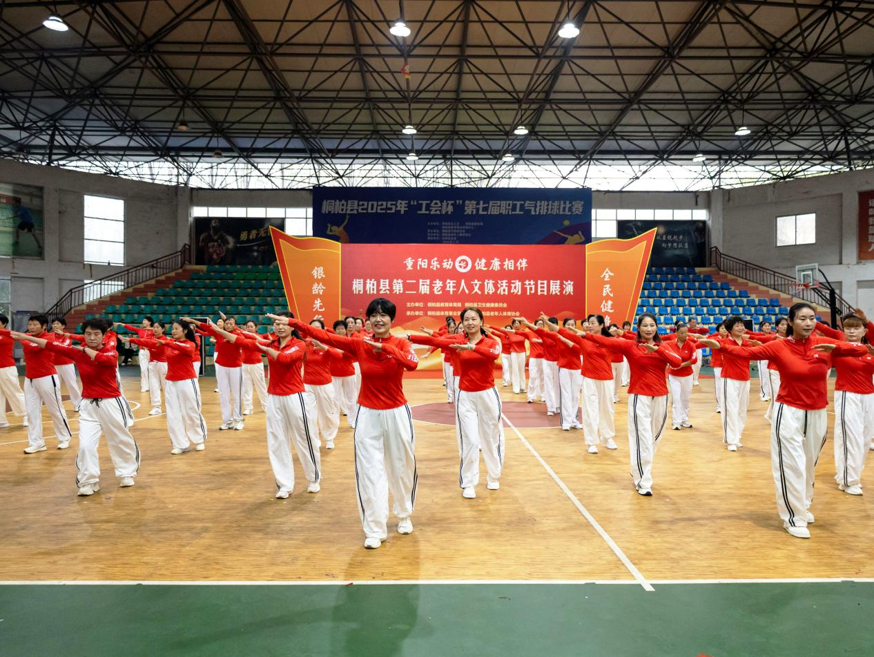 节奏欢快的健身操表演(胡广耀 摄)