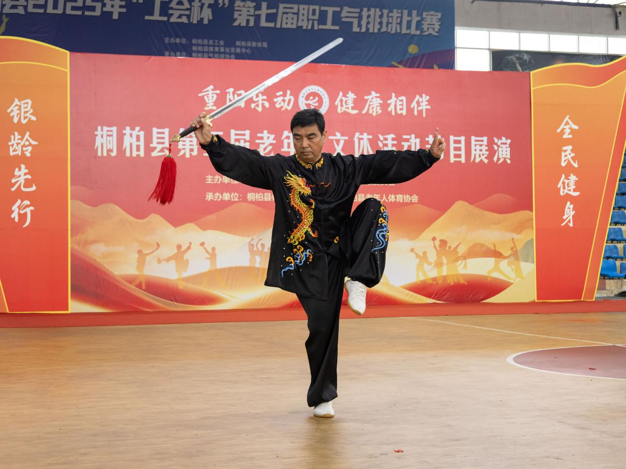 健身达人周文金表演陈氏太极剑(胡广耀 摄)