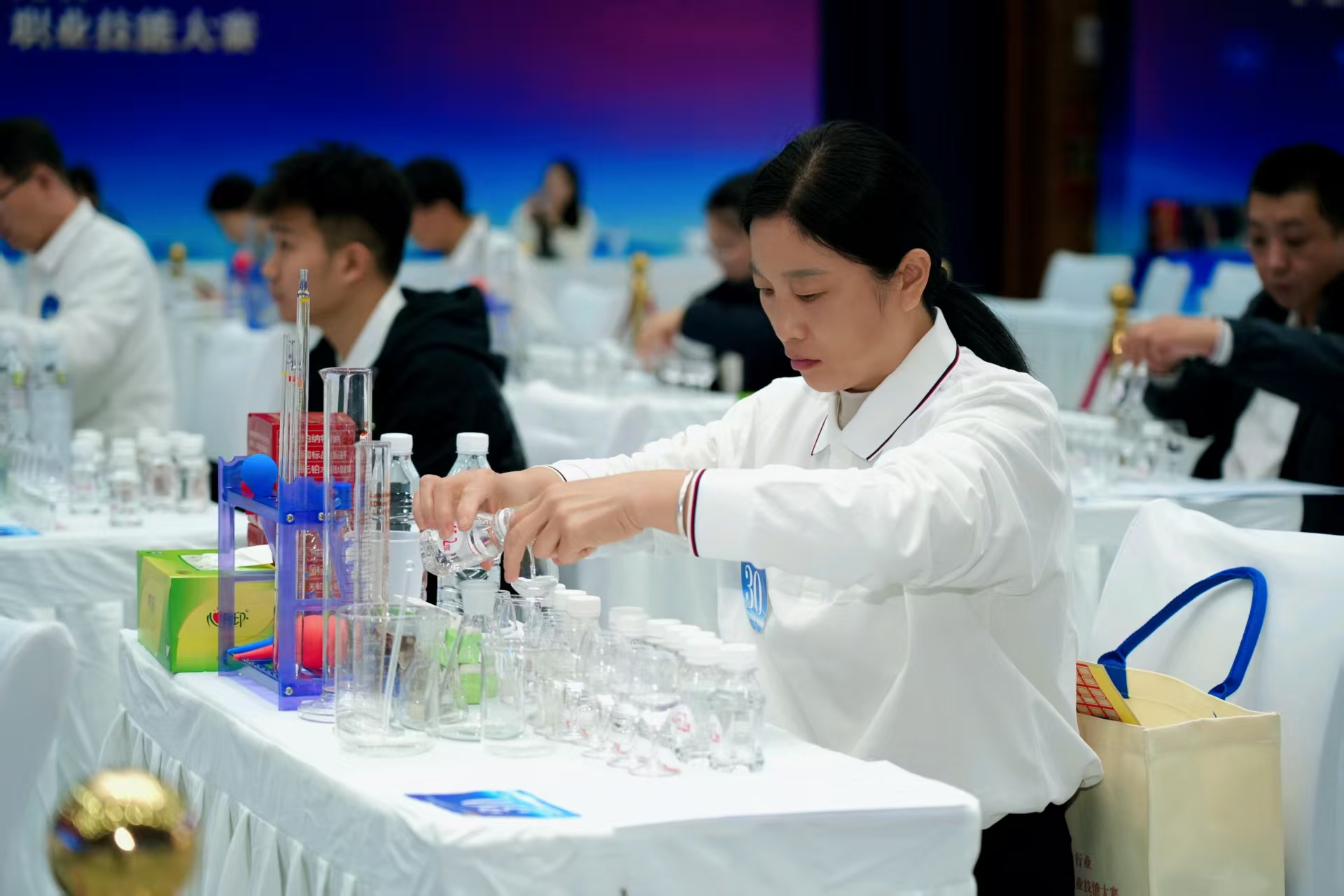 选手实操酒体设计调配酒样(席泽伟 摄)