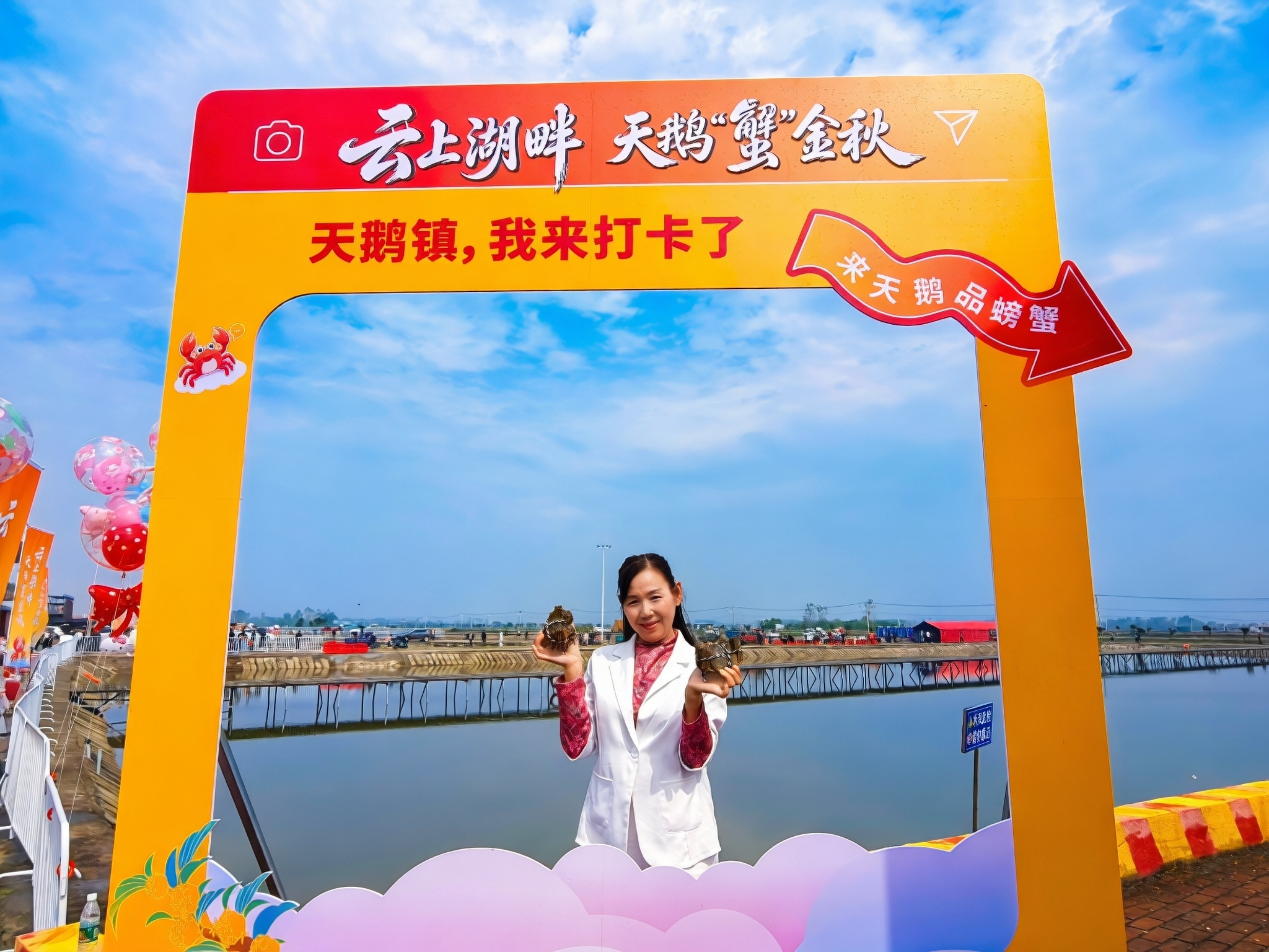 游客现场打卡拍照 (余惠玲 摄)
