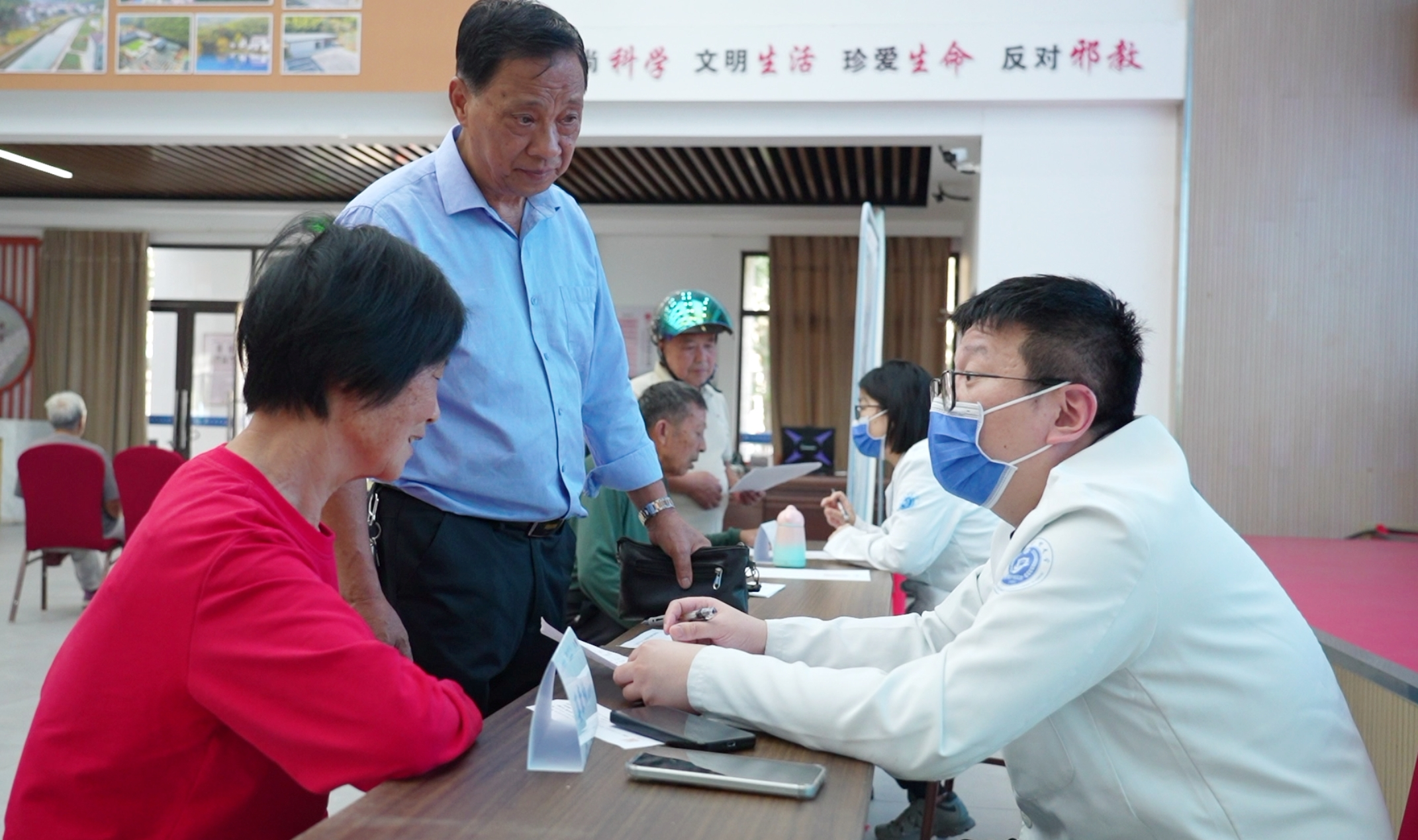 医生为村民义诊现场 (尹月 摄)