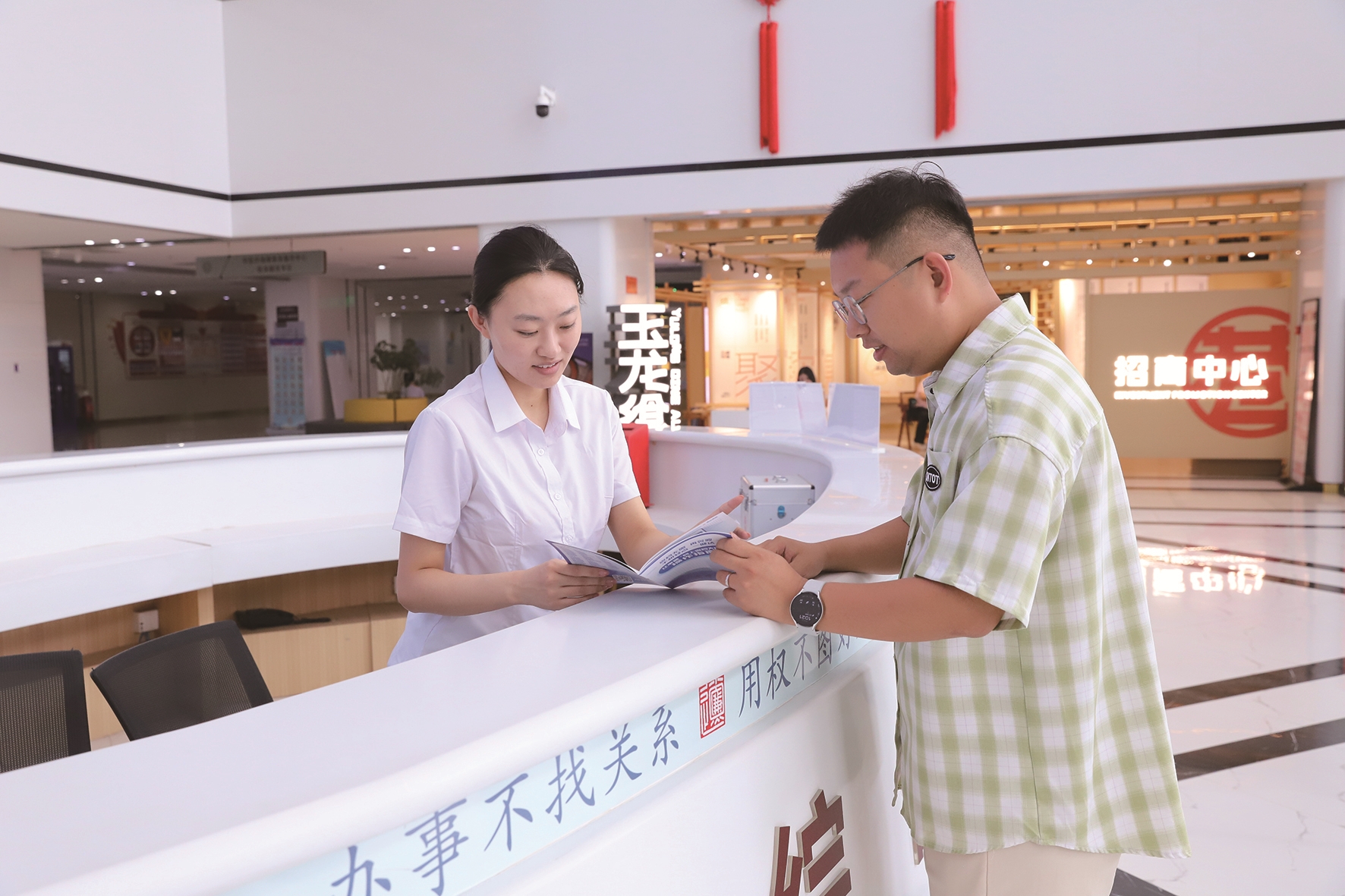 今年8月,阜新市政务服务中心综合服务台工作人员正在接受群众咨询。通讯员 姜楠摄
