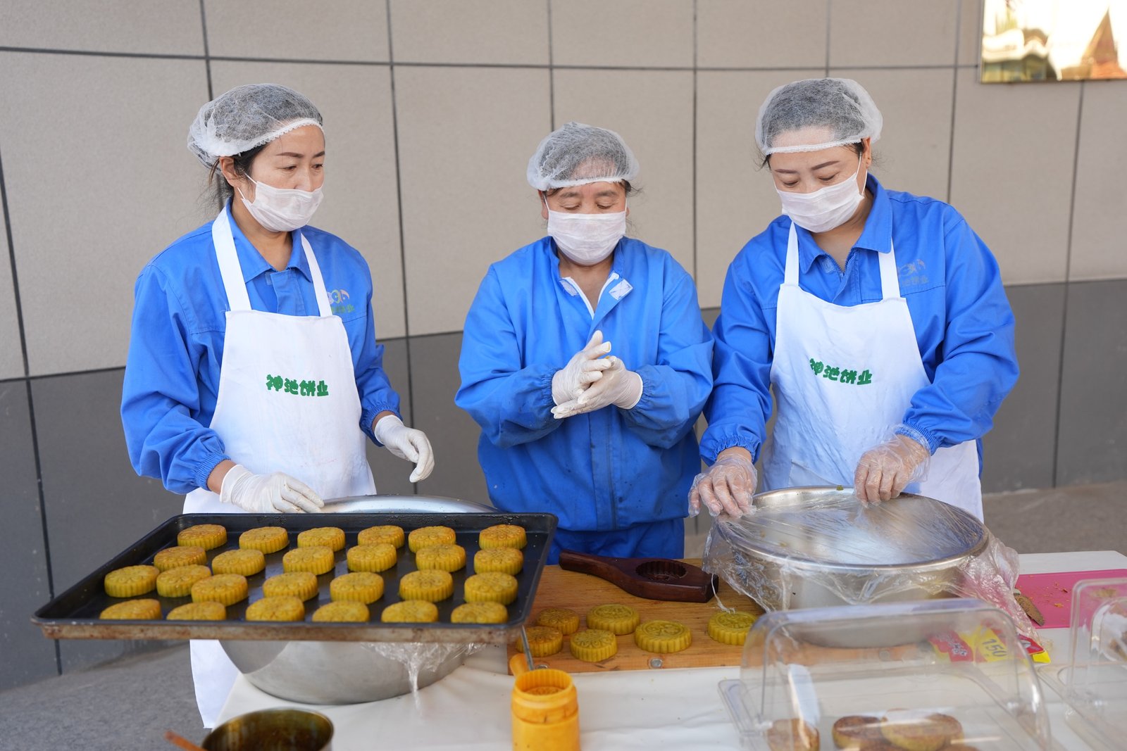 工作人员制作神池月饼(席兆平 摄)