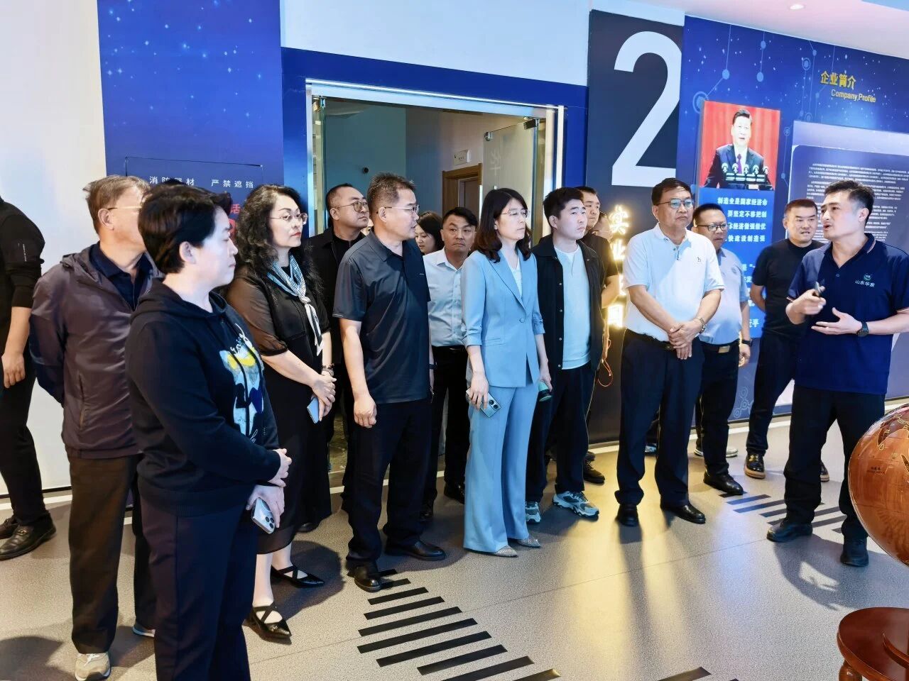 商会考察团入企调研 (周志敏 摄)