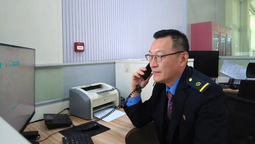 向新荣在对接工作(格日乐图 摄)
