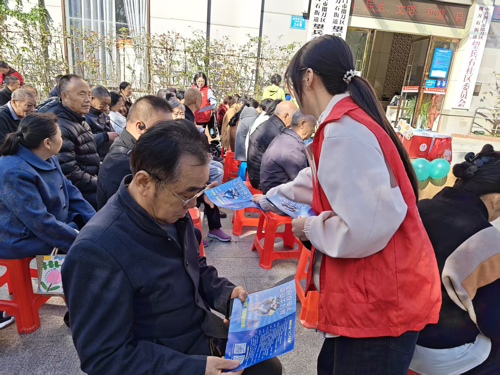 社区工作人员还同步开展反诈宣传(文慧敏 摄)