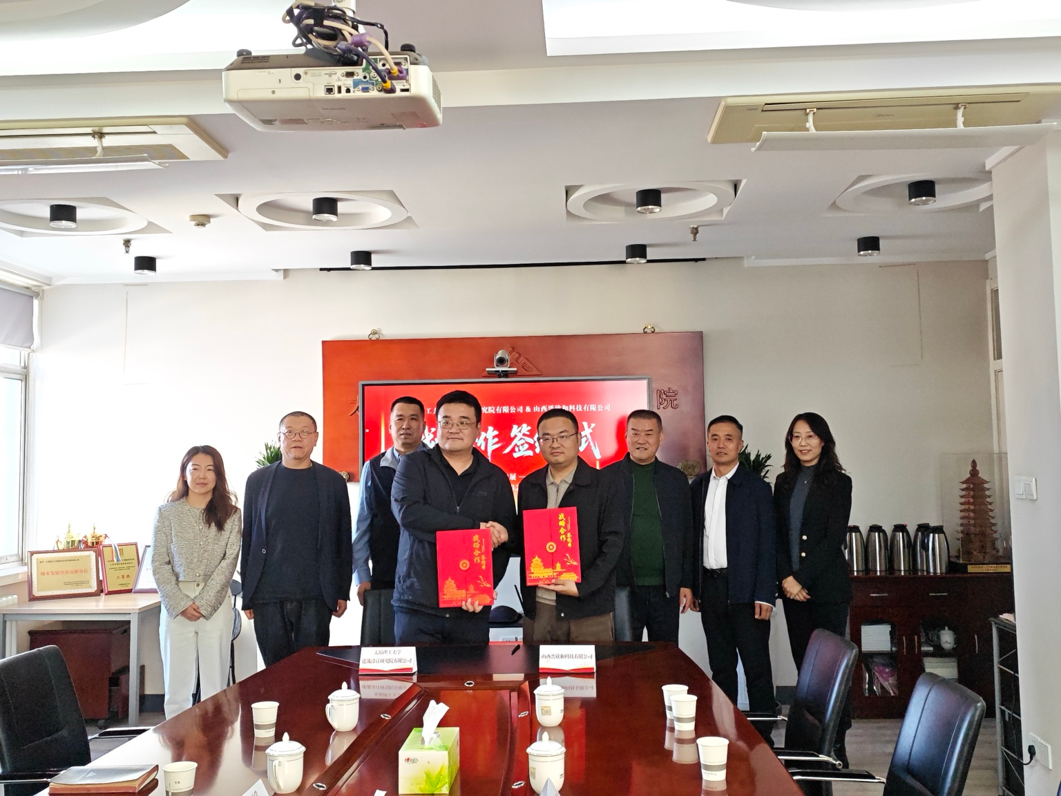 双方代表顺利完成签约(周志敏 摄)