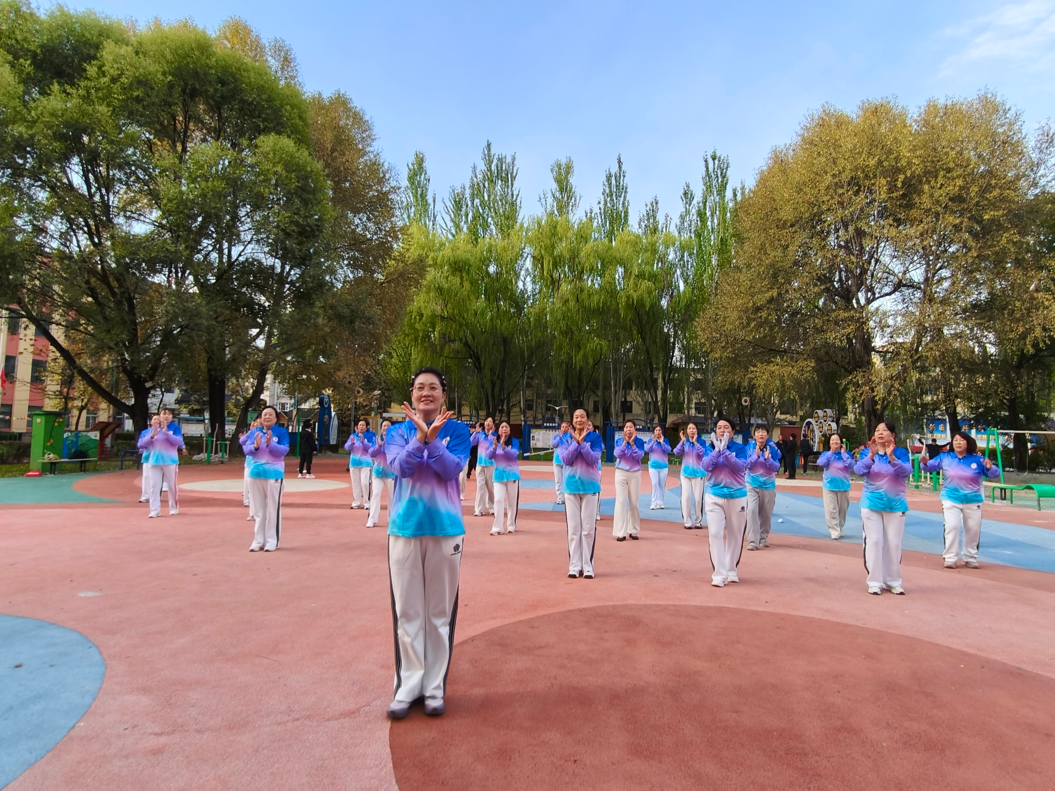 广场舞队员在公园开展日常排练(段吉鸿 摄)