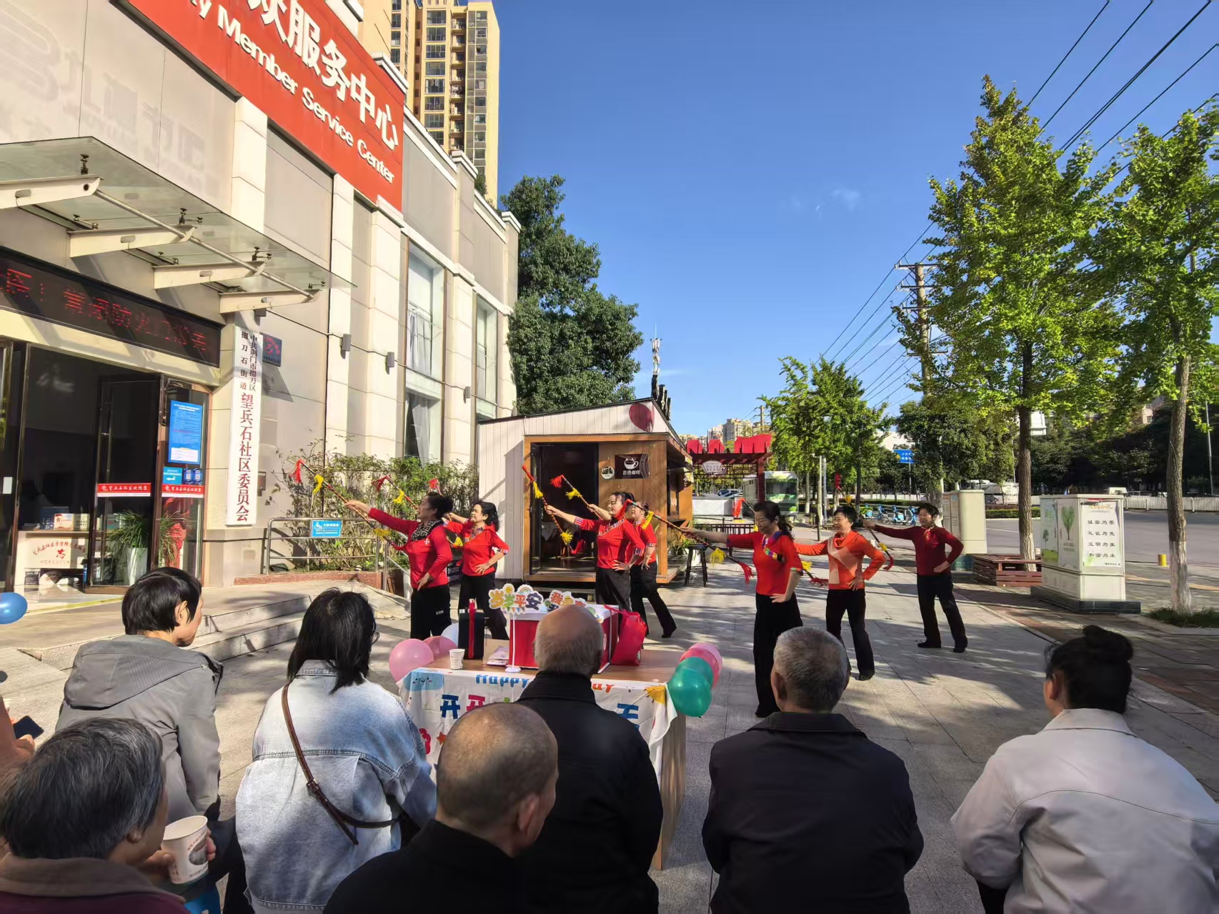 居民们踊跃登台展示才艺(文慧敏 摄)