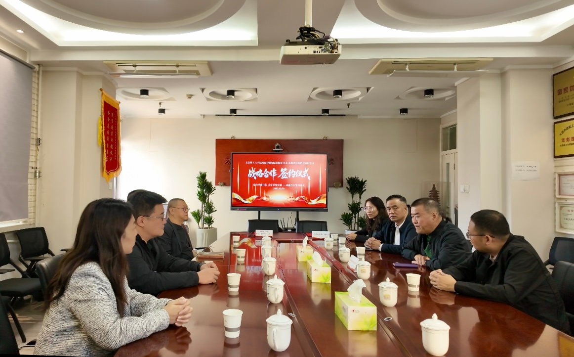 校企及商会代表就合作事项座谈交流(杜一铭 摄)