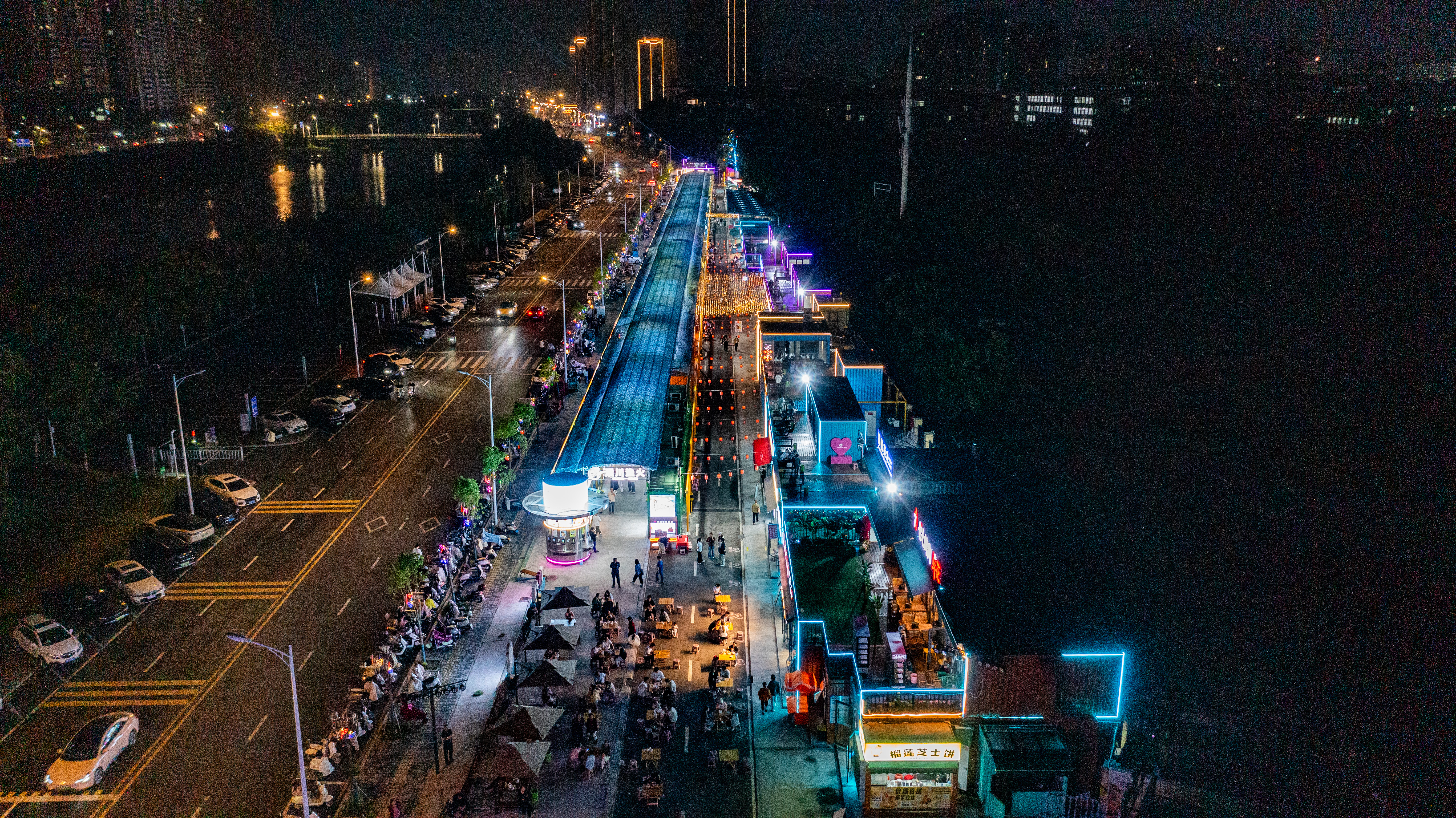 “澴川渔火”夜市美景(蔡青阳 摄)